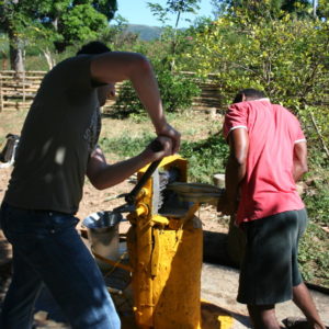 Reise Hunter Kuba Trinidad sugar cane farm - juice press