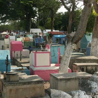 Reise Hunter Mexiko Friedhof bunt Tulum