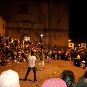 Reise Hunter Cusco Street Performance