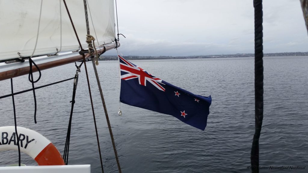Reise Hunter Neuseeland Lake Taupo Boot mit FlaggeReise Hunter Neuseeland Lake Taupo Boot mit Flagge