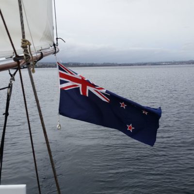 Reise Hunter Neuseeland Lake Taupo Boot mit Flagge