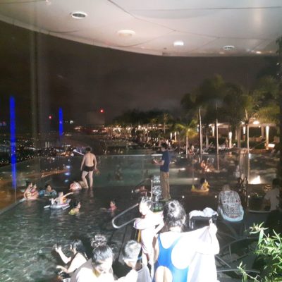 Reise Hunter Singapur Marina Bay Sands Hotel Pool mit Menschen