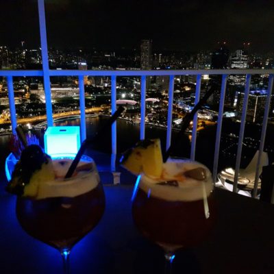 Reise Hunter Singapur von oben mit Cocktails