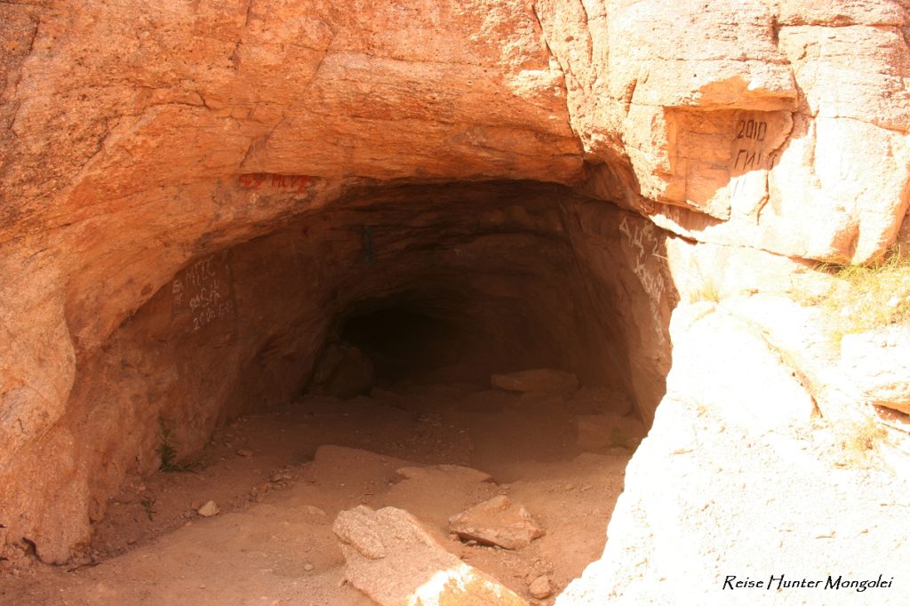 Reise Hunter Mongolei Höhle3