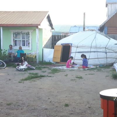 Reise Hunter Mongolei Kinder vor der Jurte