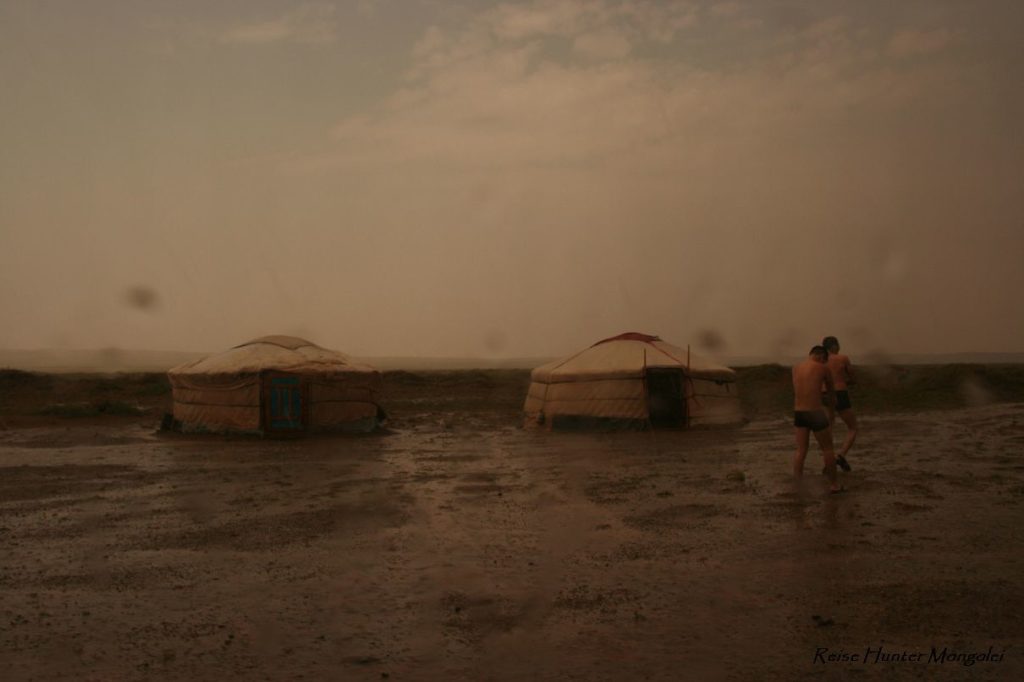 Reise Hunter Mongolei duschen im Regen